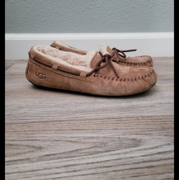 UGG  Dakota Slippers - Picture 4 of 7